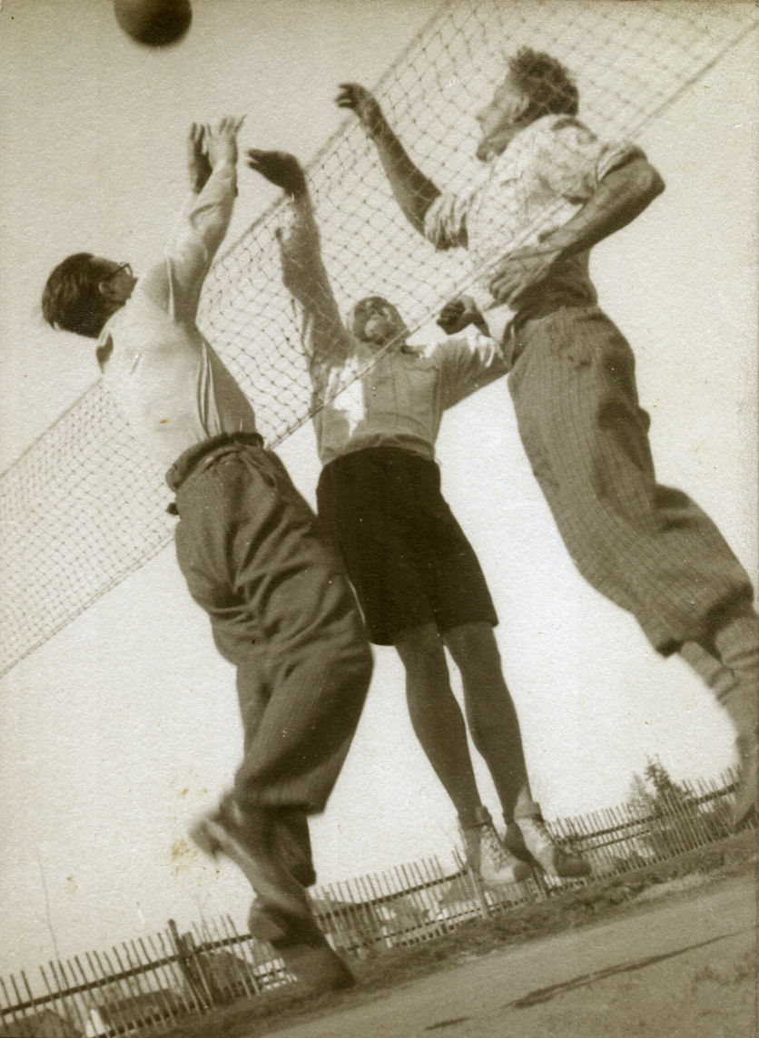 Volejbal s přáteli v Plané nad Lužnicí. Jaroslav Škudera první zleva. 1934